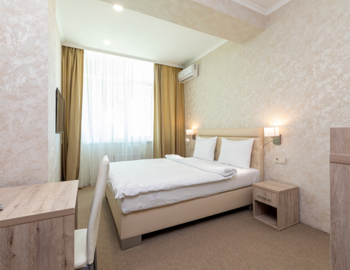 Делюкс 2-местный 2-комнатный без балкона вид на парк - Парк-отель «Кавказ» Гагра