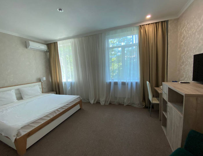 Люкс 2-местный 3-комнатный без балкона вид на море - Парк-отель «Кавказ» Гагра